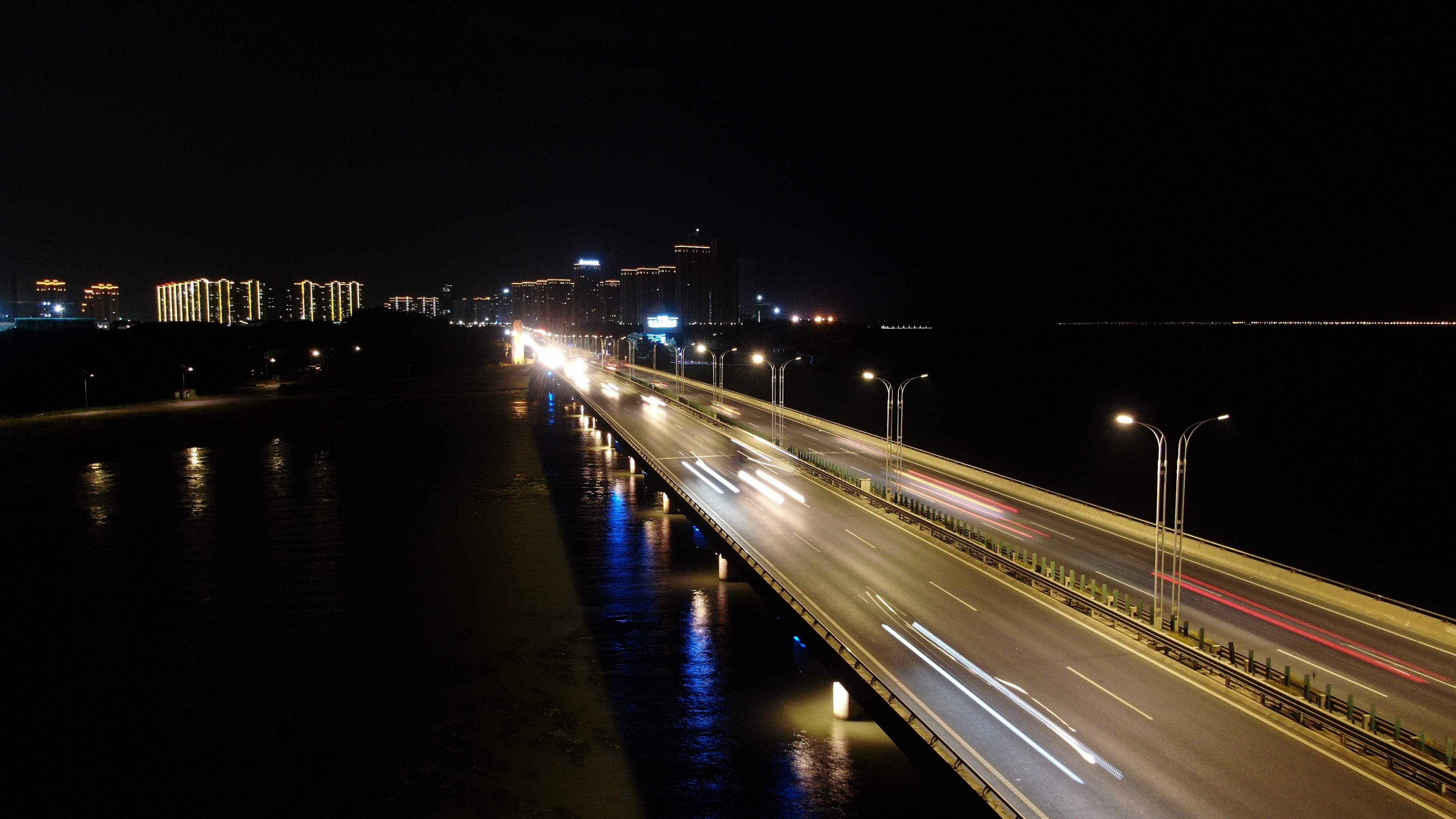 所谓智慧城市,就是指利用各种信息技术或创新概念,将城市的系统和服务